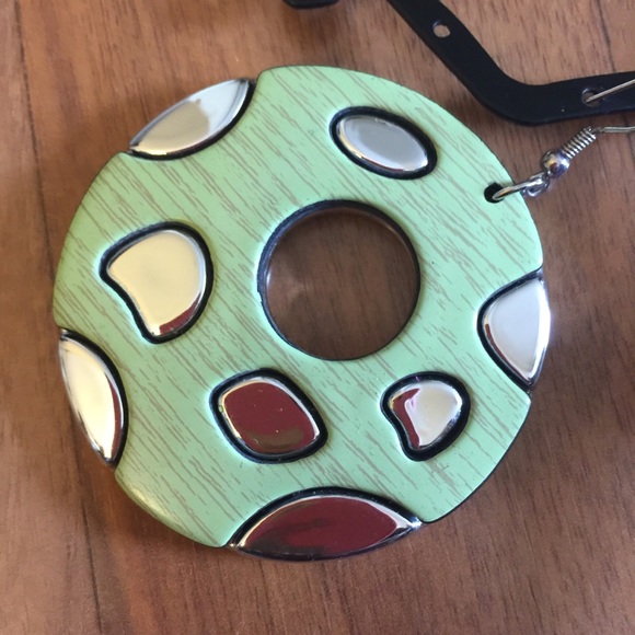 Elegant Lime green/Silver Plated drop Earrings. - Picture 6 of 8